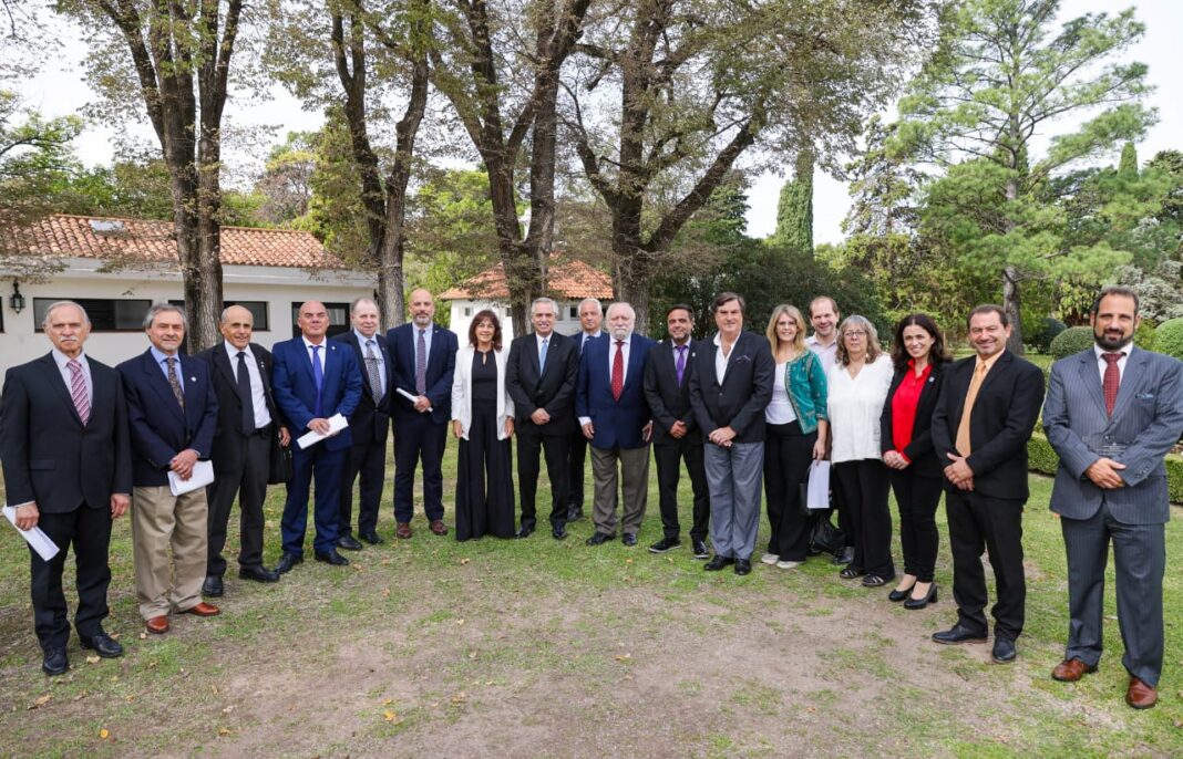 Las farmacias podrán dispensar medicamentos recetados por veterinarios.